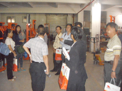 考察團正就牛力公司產(chǎn)品進行熱情的討論