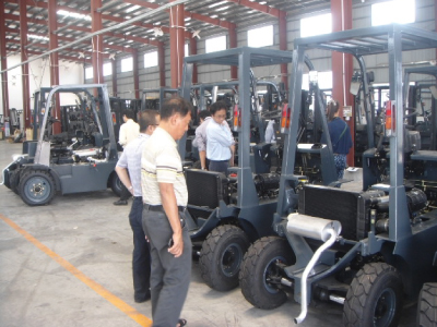 考察團參觀牛力新廠內(nèi)燃叉車車間