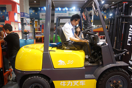 客戶正體現(xiàn)牛力內(nèi)燃叉車(chē)座駕