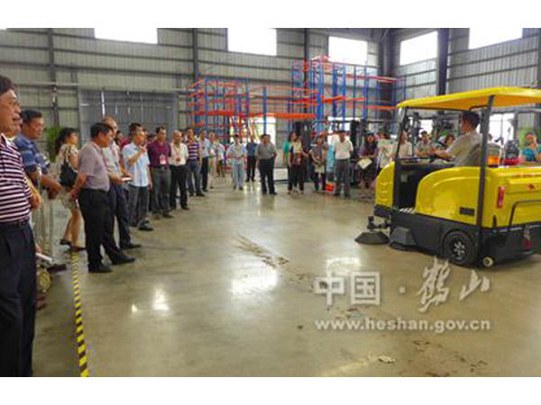 向省、市領(lǐng)導(dǎo)展示操作牛力電動(dòng)掃地車