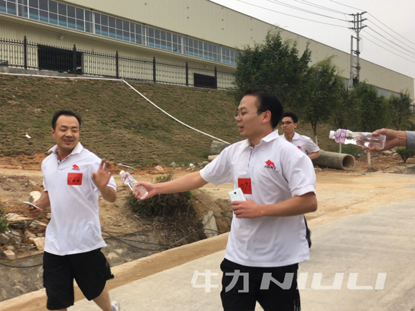 牛力公司活動 比賽互助團(tuán)結(jié)