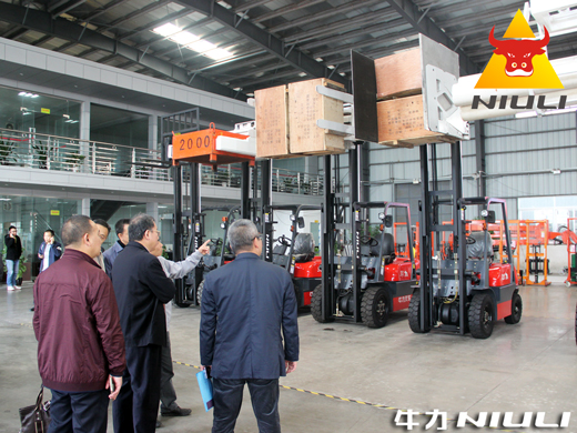 企業(yè)負(fù)責(zé)人介紹牛力內(nèi)燃與電動叉車系列產(chǎn)品