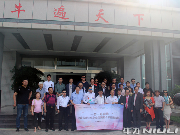 香港“一帶一路”國際研究院商務訪問團在牛力合影 香港“一帶一路”國際研究院商務訪問團在牛力合影