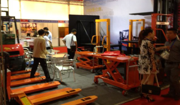 牛力參展產(chǎn)品：手動搬運車、內(nèi)燃叉車等