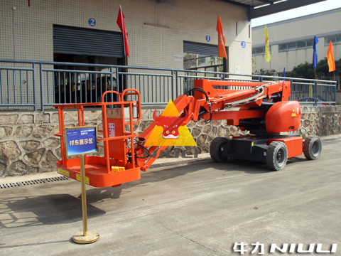 牛力亮相鶴山市投資環(huán)境推介會、專用車產(chǎn)業(yè)孵化中心